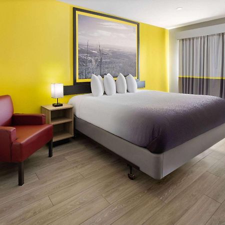 Super 8 By Wyndham Hazleton Motel Buitenkant foto