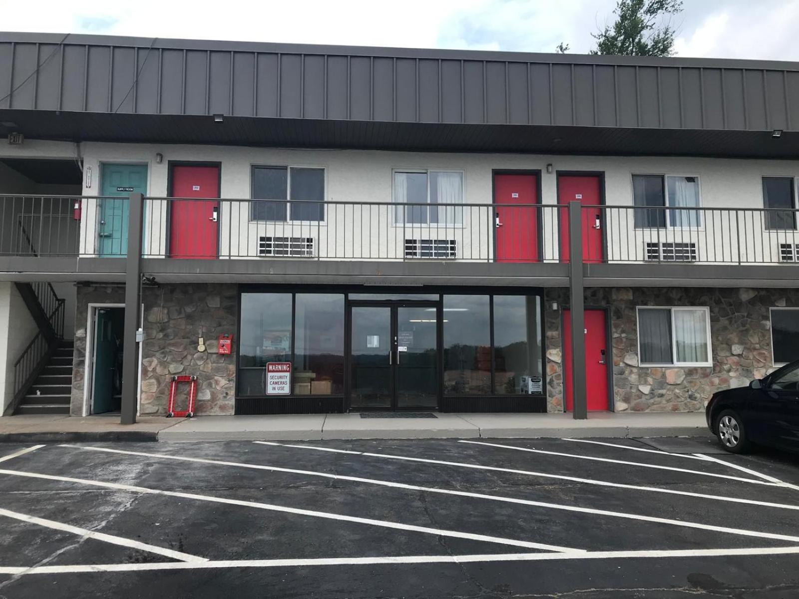 Super 8 By Wyndham Hazleton Motel Buitenkant foto