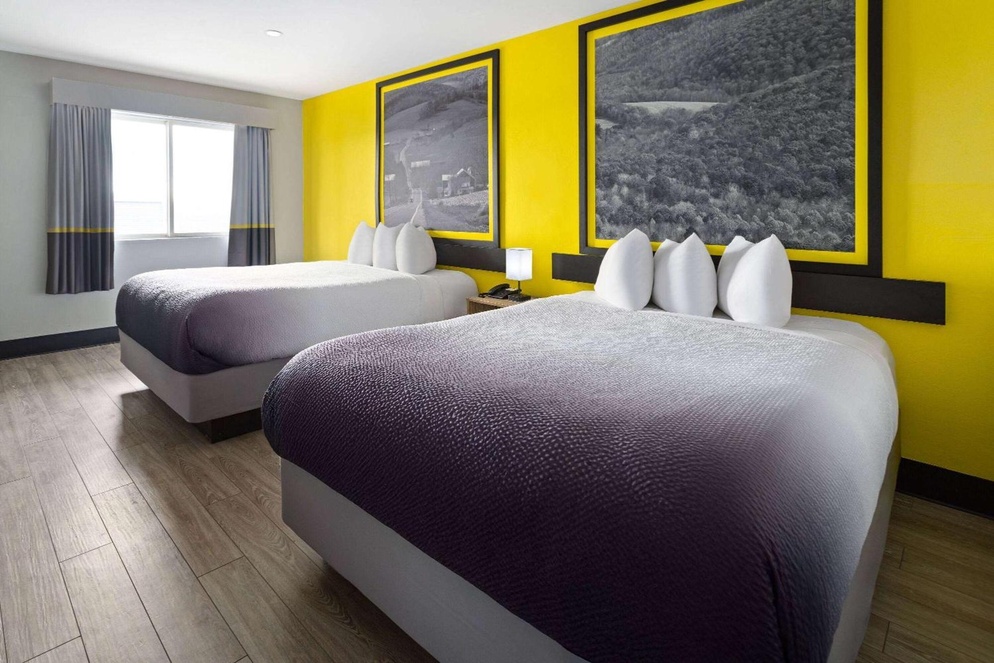 Super 8 By Wyndham Hazleton Motel Buitenkant foto