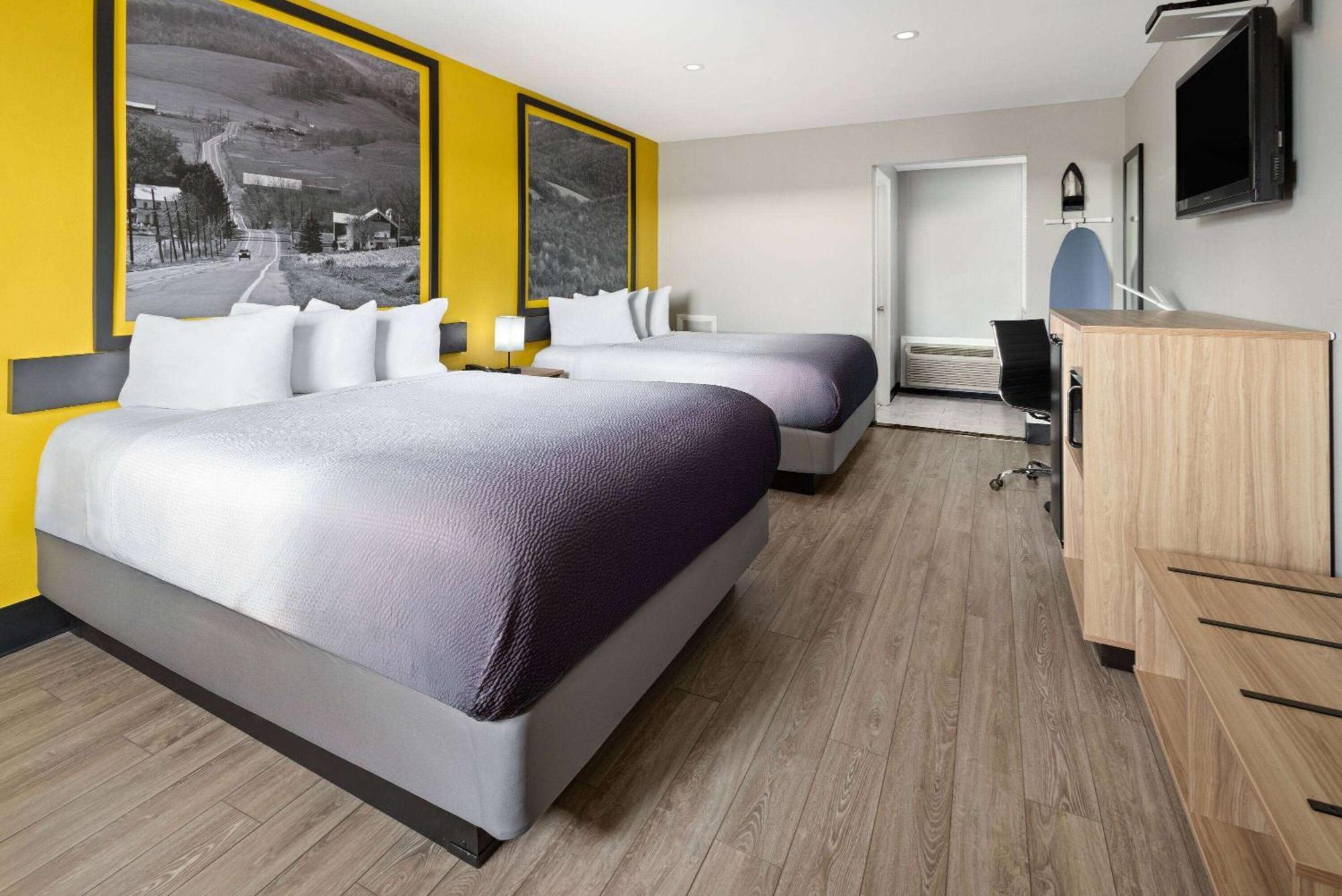 Super 8 By Wyndham Hazleton Motel Buitenkant foto