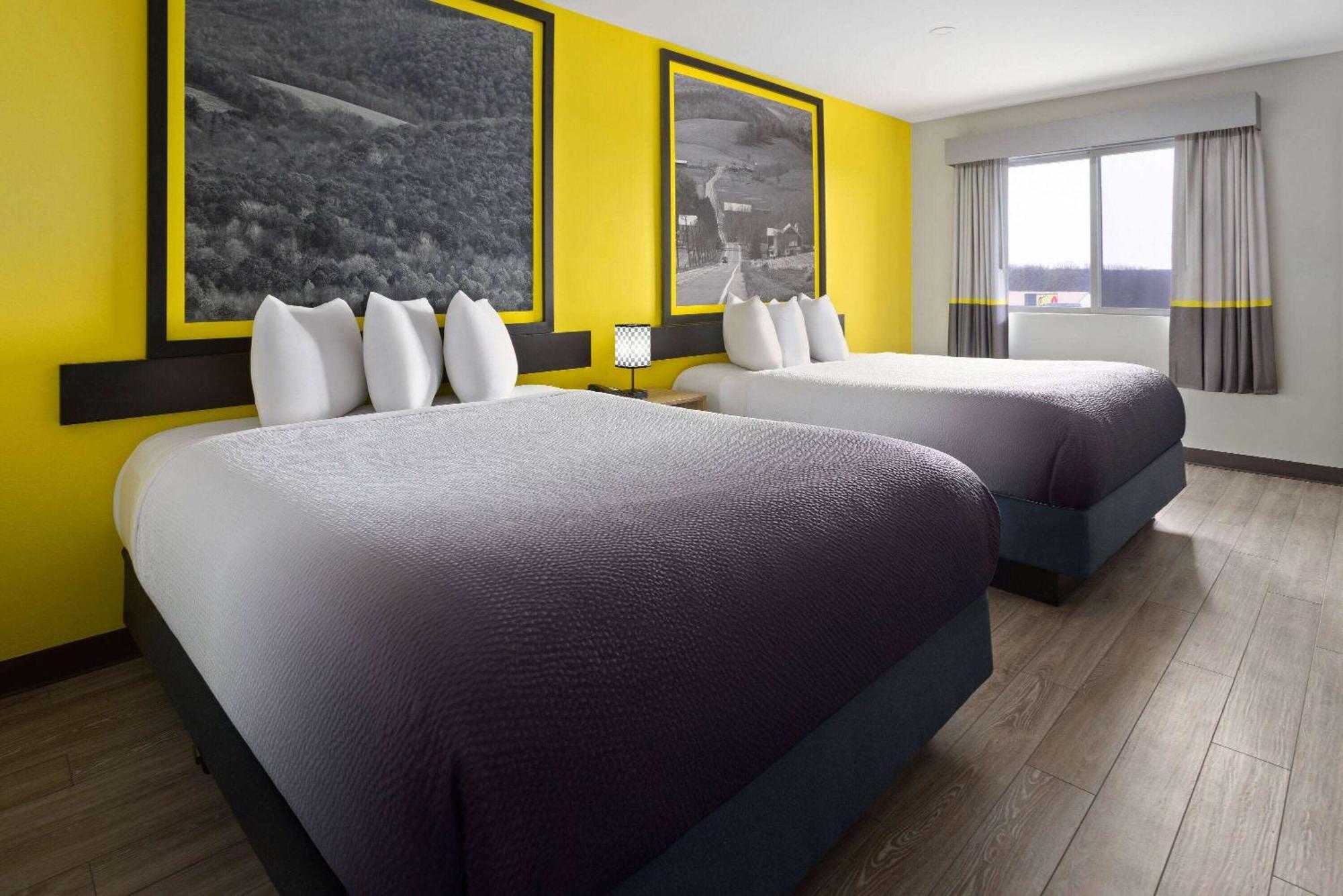 Super 8 By Wyndham Hazleton Motel Buitenkant foto