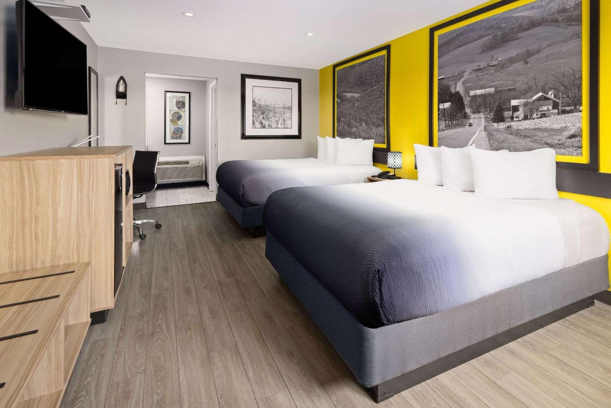 Super 8 By Wyndham Hazleton Motel Buitenkant foto