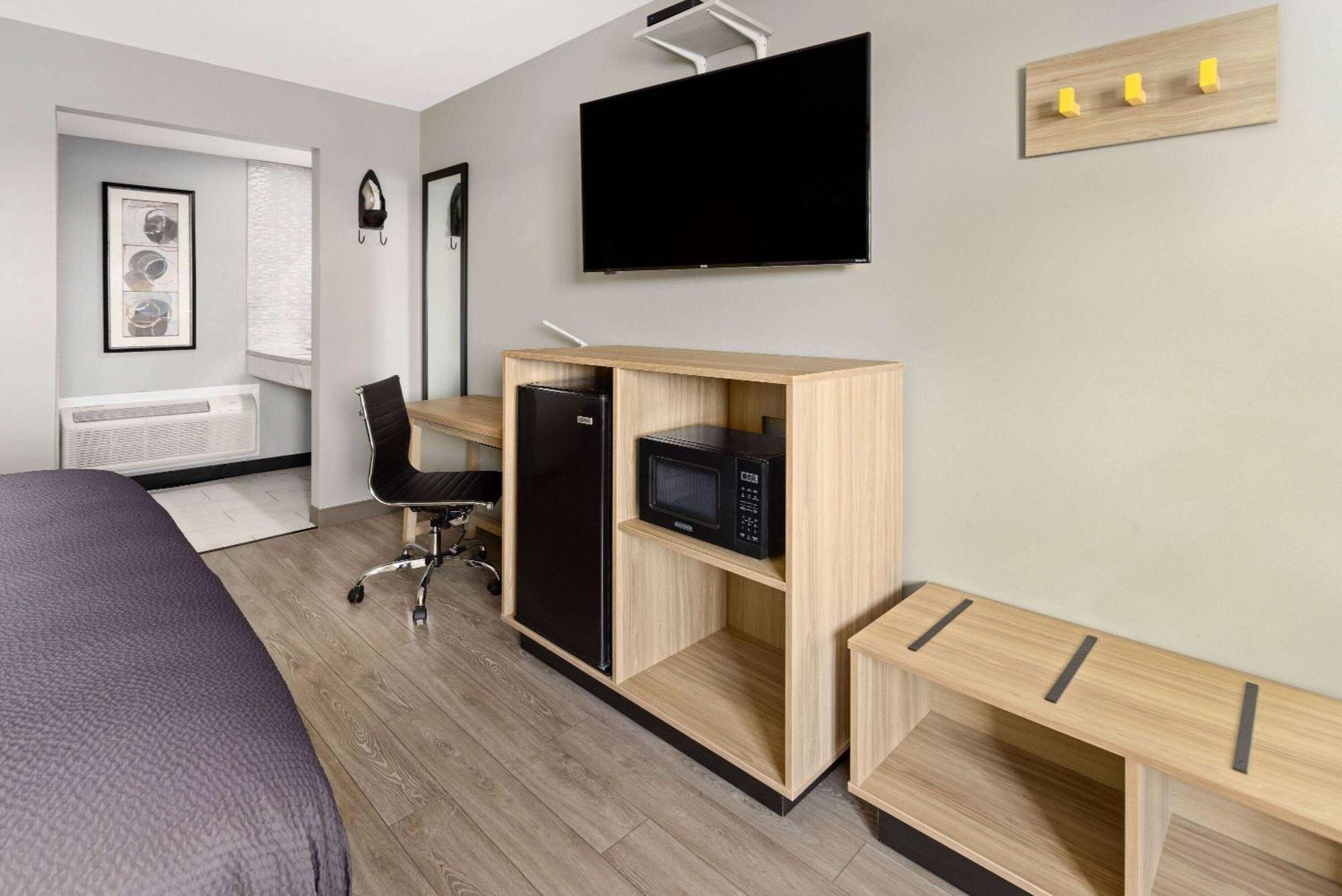 Super 8 By Wyndham Hazleton Motel Buitenkant foto