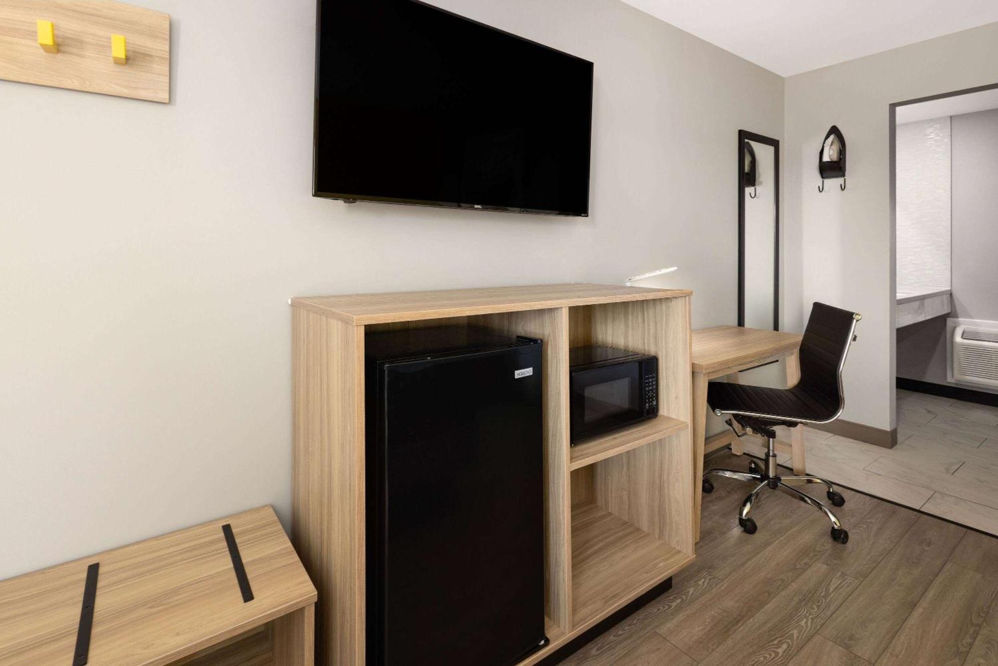 Super 8 By Wyndham Hazleton Motel Buitenkant foto