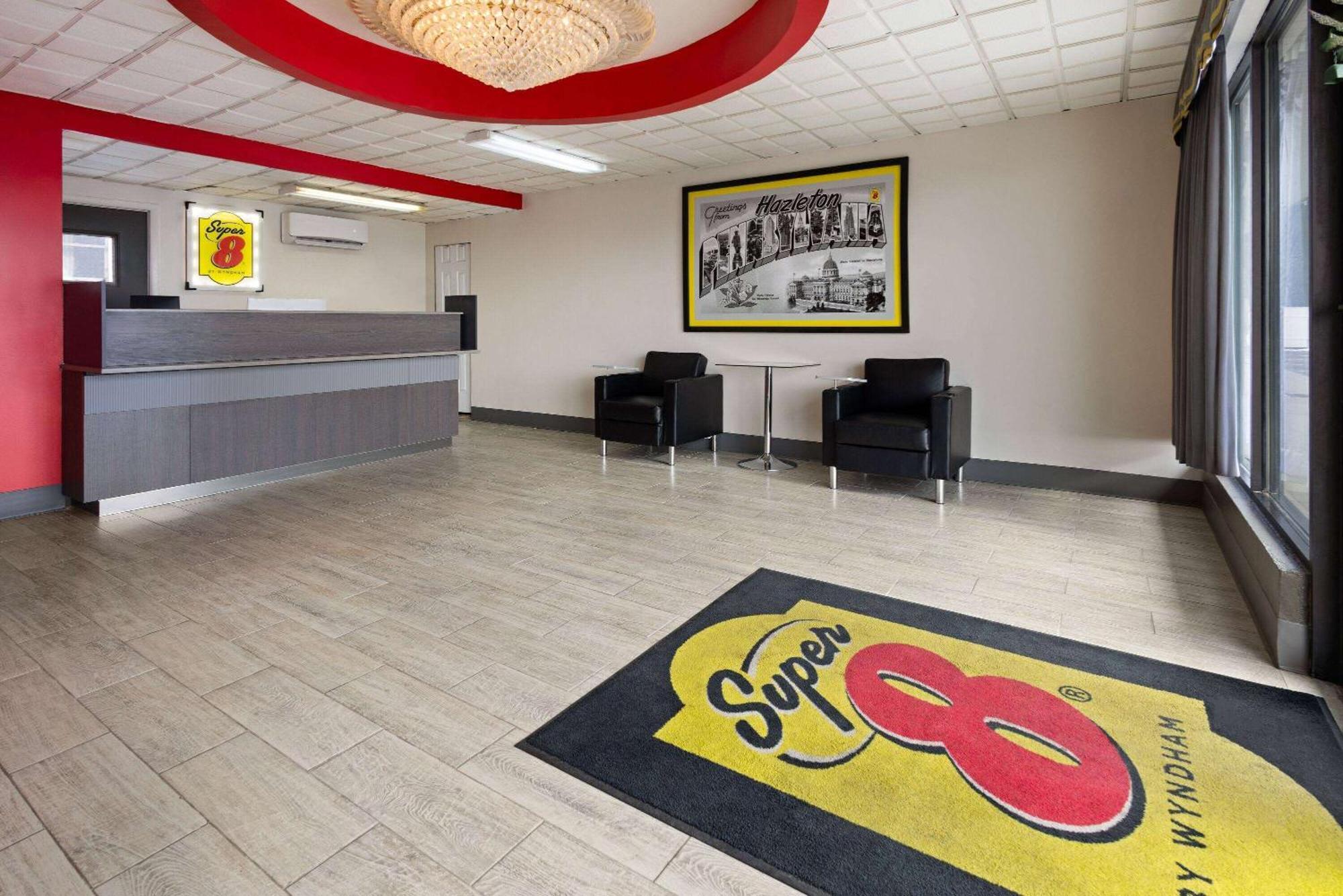 Super 8 By Wyndham Hazleton Motel Buitenkant foto