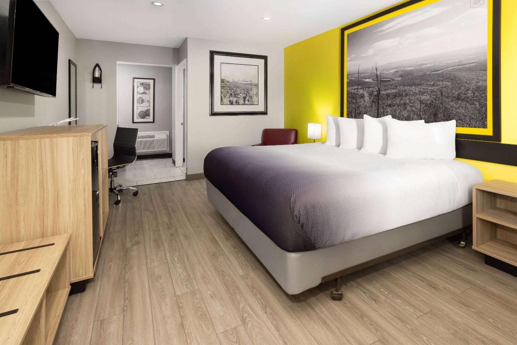Super 8 By Wyndham Hazleton Motel Buitenkant foto