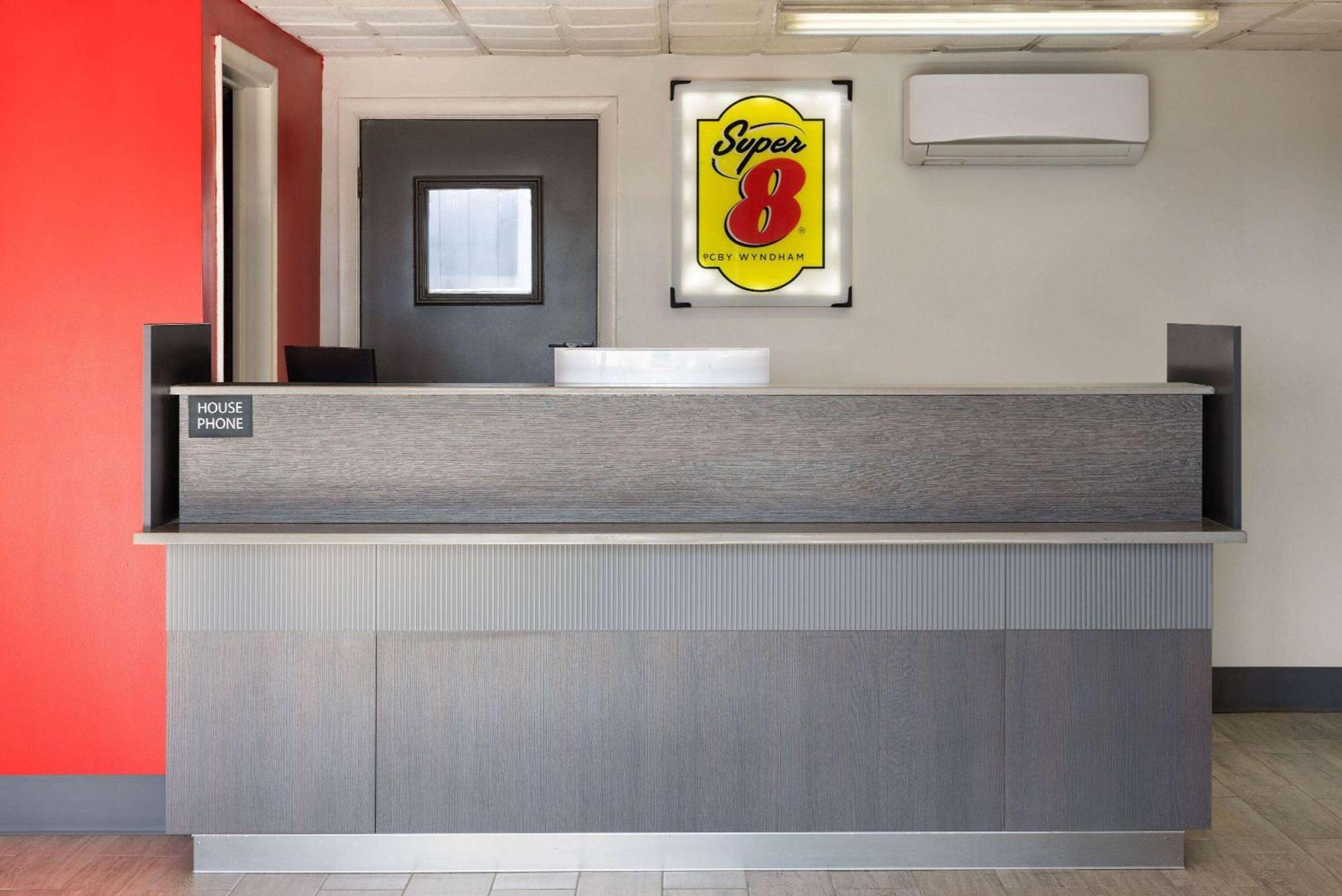 Super 8 By Wyndham Hazleton Motel Buitenkant foto