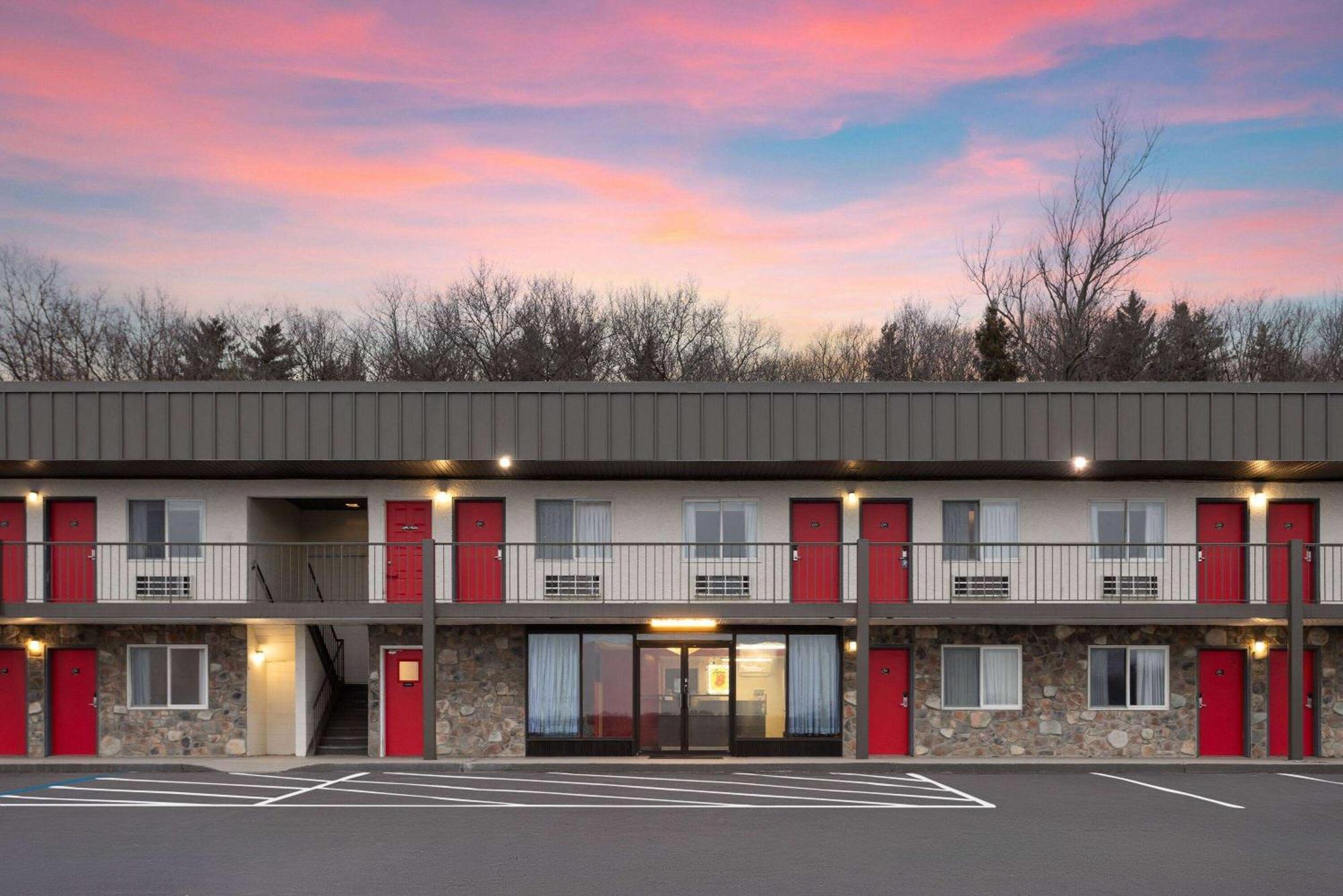 Super 8 By Wyndham Hazleton Motel Buitenkant foto