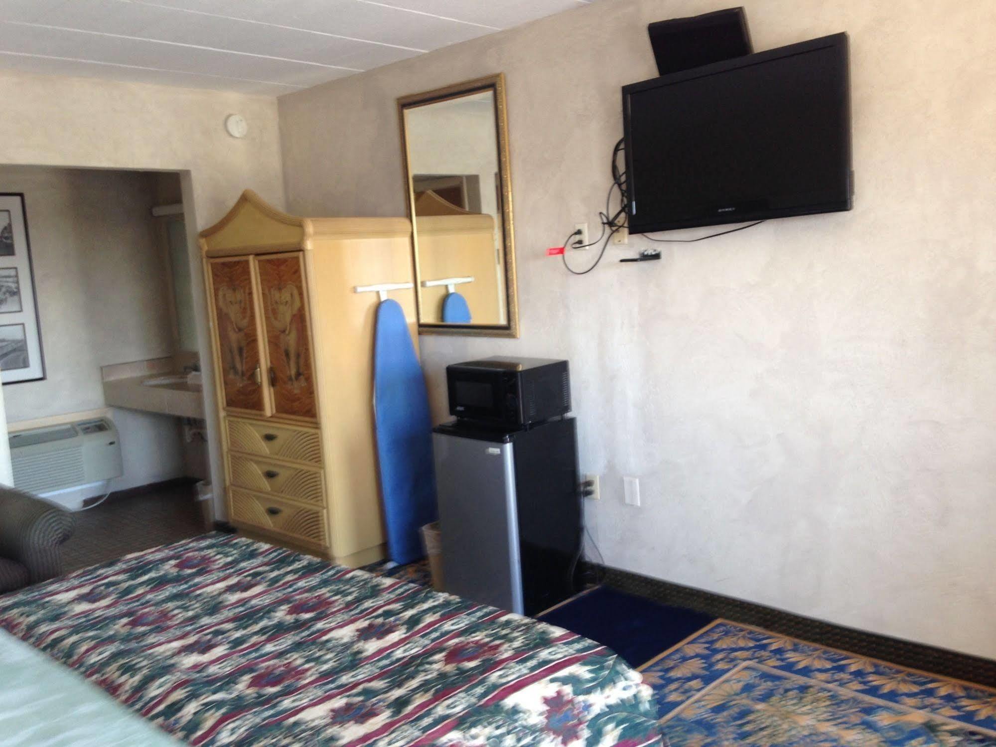 Super 8 By Wyndham Hazleton Motel Buitenkant foto